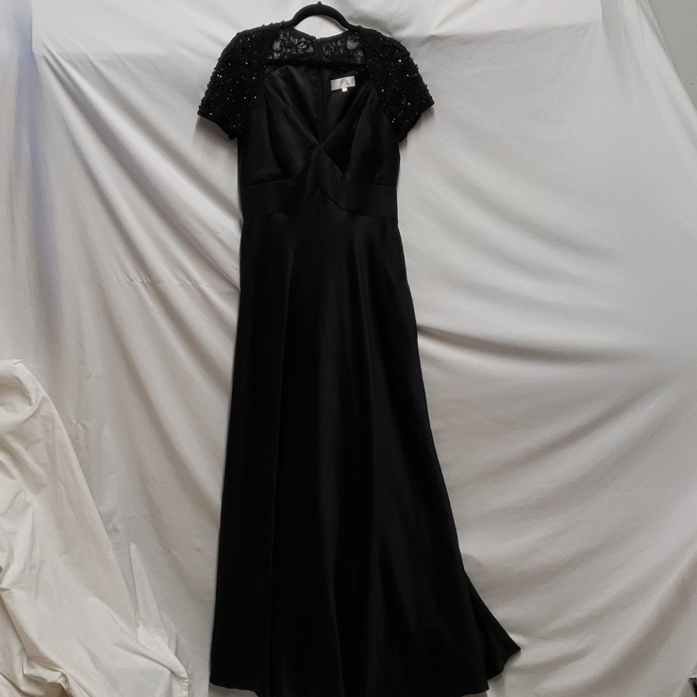 Badgley Mischka Formal Black Beaded V Neckline Short Sleeves Formal Size 12